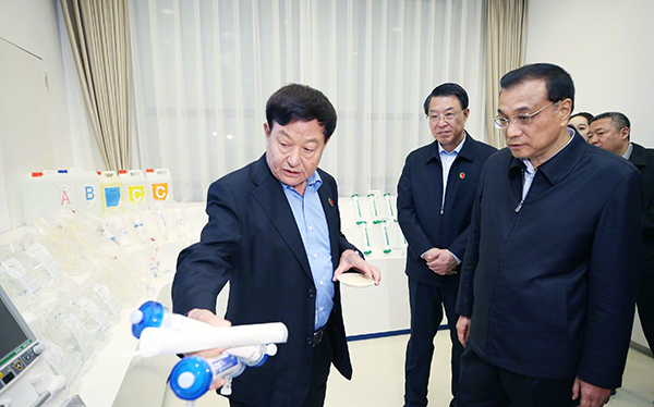 李克強總理(lǐ)考察山(shān)東期間赴威高(gāo)集團調研醫療器(qì)械產業